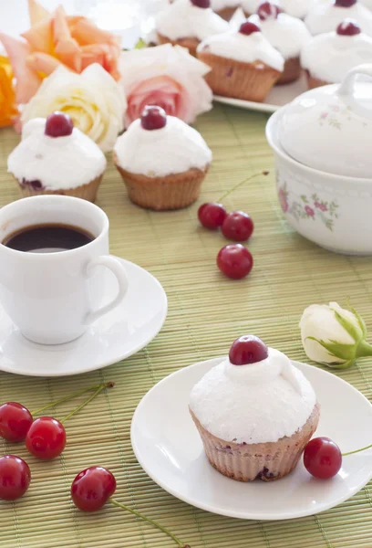 Breakfast: cherry muffins with coffee — Stock Photo, Image