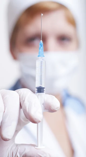 Close-up de uma seringa de retenção clínica com medicina — Fotografia de Stock