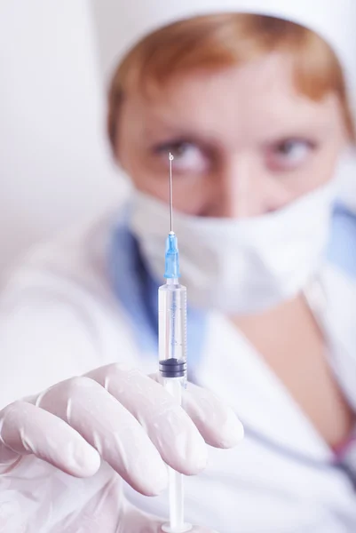 Close-up de uma seringa de retenção clínica com medicamento — Fotografia de Stock