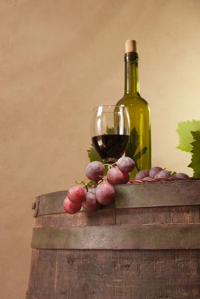 Bodegón con barril de vino, uvas y vid —  Fotos de Stock