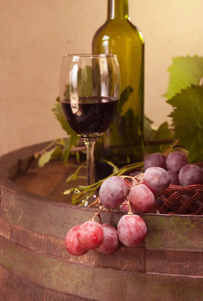 Still life with wine barrel, grapes and vine — Stock Photo, Image