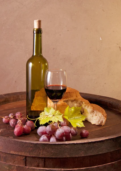 Natureza morta com barril de vinho, pão e queijo — Fotografia de Stock