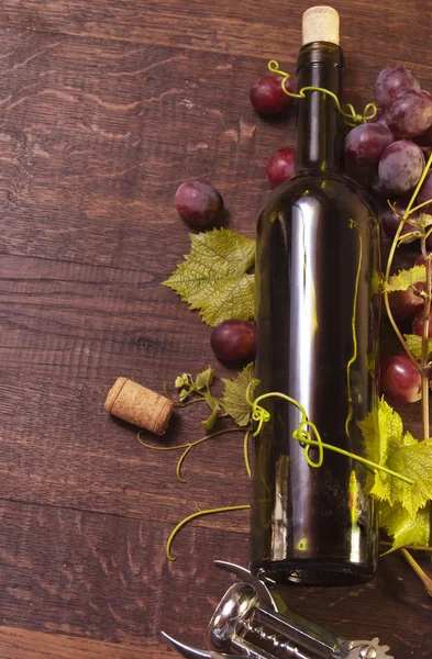 Una bottiglia di vino su un barile come sfondo — Foto Stock