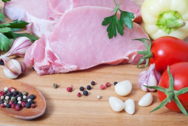 pişirme et. ahşap tahta üzerinde sebze soslu domuz eti.