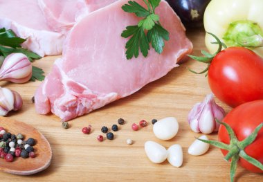 pişirme et. ahşap tahta üzerinde sebze soslu domuz eti.