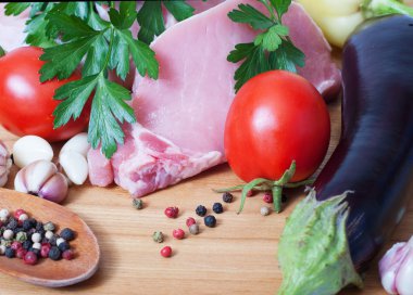 pişirme et. ahşap tahta üzerinde sebze soslu domuz eti.