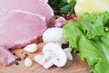 pişirme et. ahşap tahta üzerinde sebze soslu domuz eti.