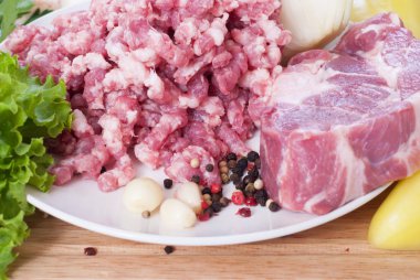 pişirme et. ahşap tahta üzerinde sebze soslu domuz eti.