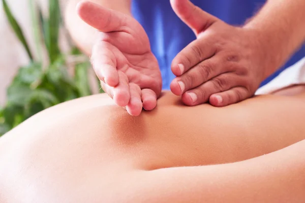 Close-up van een jonge vrouw ontvangen rugmassage in spa — Stockfoto