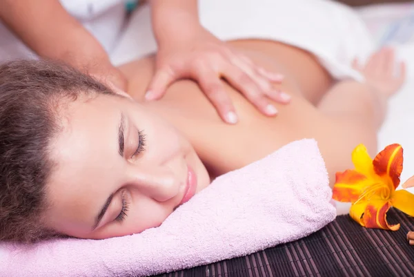 Close-up van een jonge vrouw ontvangen rugmassage in spa — Stockfoto