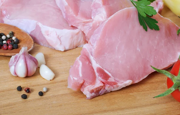 肉を調理します。木の板に野菜と豚肉. — ストック写真