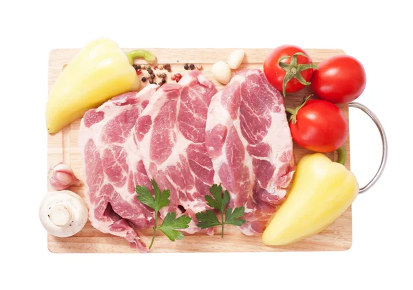 Memasak daging. Daging babi dengan sayuran di papan kayu . — Stok Foto