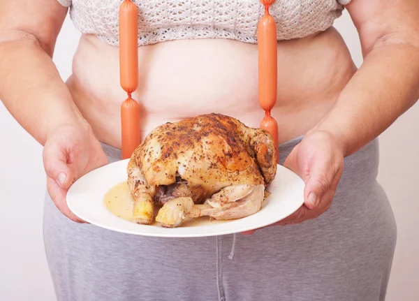 Mulher gorda segurando frango & salsichas — Fotografia de Stock