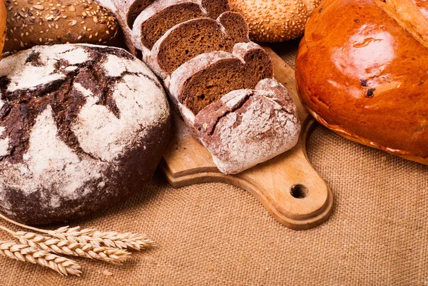 Bread and wheat — Stock Photo, Image