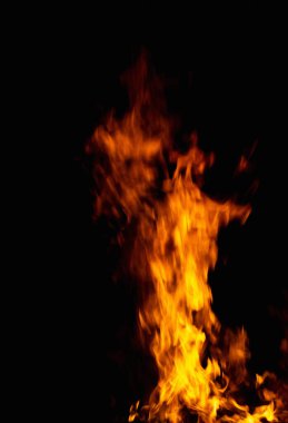 Siyah arkaplan fotoğrafında ateş alevi