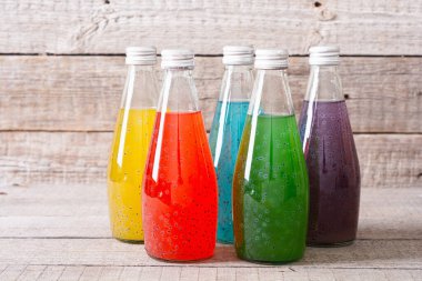 Fesleğen ve chia soslu sağlıklı bir içecek.