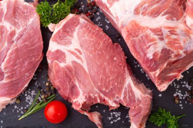 Baharatlı ve otlu çiğ domuz boynu. Hazırlanmaya hazır.