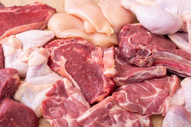 Çiğ et çeşitleri. Tavuk, biftek ve domuz eti. Aşçılık arkaplanı