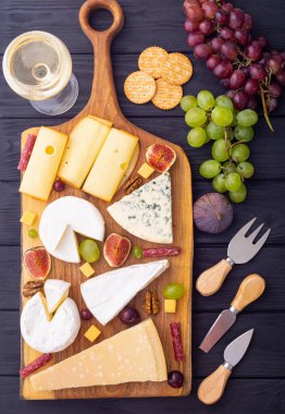 Meyveli ve abur cuburlu peynir tahtası. Şarküteri yemek geçmişi