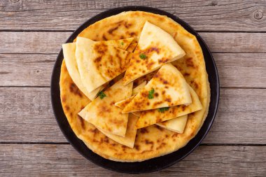 Geleneksel Kafkas yemekleri. Peynirli ev yapımı khachapuri ekmeği.