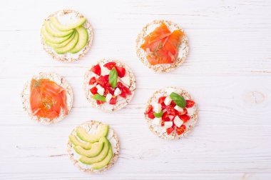 Somon avokado mozzarella ve domatesli pirinç keki. Vegan için sağlıklı beslenme