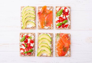 Somon avokado mozzarella ve domatesli çıtır ekmek. Vegan için sağlıklı beslenme