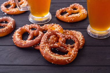 Bretzel - geleneksel Bavyera yemeği, bira festivaline - Ekim Festivali
