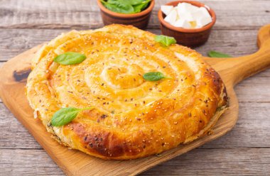 Geleneksel Yunan yemekleri. Fırınlanmış spanakopita, beyaz peynir ve ıspanak.