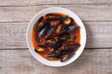 Geleneksel midye domates çorbası bouillabaisse. Deniz ürünleri arka planı .