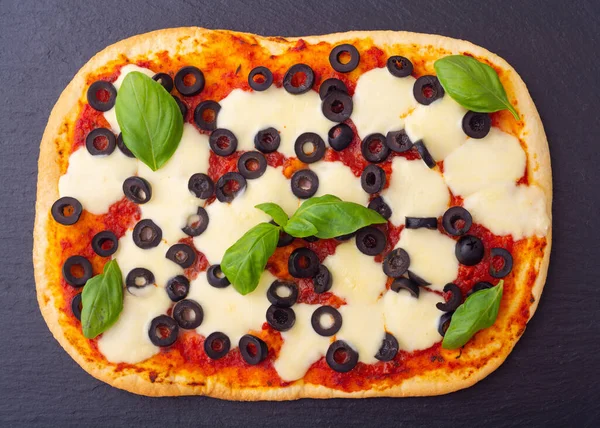 Pizza Tradizionale Italiana Con Olive Basilico Pinsa Romana — Foto Stock