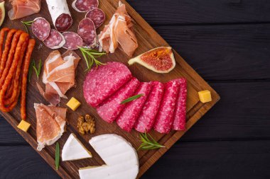 Et, sosis ve peynirli pansiyon. yiyecek arka planı