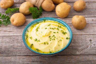 Maydanozlu patates püresi. Ahşap arka planda sağlıklı yiyecekler