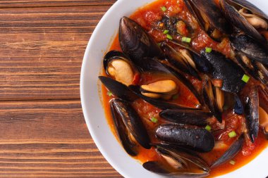 Geleneksel midye domates çorbası bouillabaisse. Deniz ürünleri arka planı .