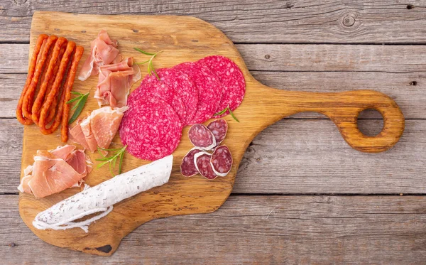 Embarque Com Carne Salsichas Queijo Fundo Alimentar — Fotografia de Stock