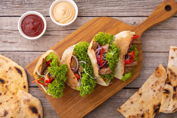 Pita Com Salada Páprica Carne Vaca Comida Tradicional Árabe Israelense — Fotografia de Stock