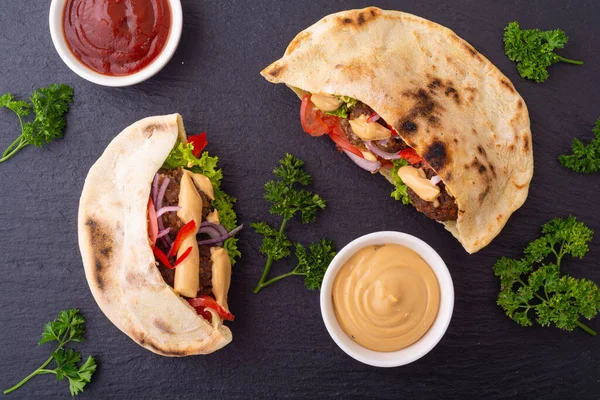 Pita Com Falafel Páprica Cebola Comida Tradicional Árabe Israelense — Fotografia de Stock