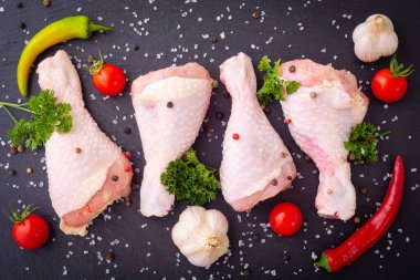 Çiğ tavuk budu eti. Yemek arkaplanı. Protein besin