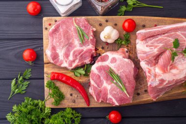 Baharatlı ve otlu çiğ domuz boynu. Hazırlanmaya hazır.