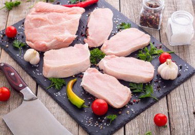 Baharatlı ve otlu çiğ domuz filetosu. Hazırlanmaya hazır.