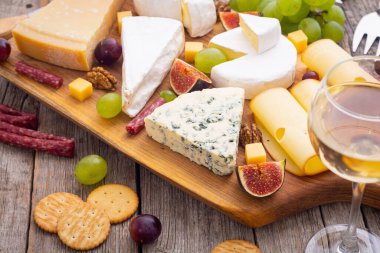 Meyveli ve abur cuburlu peynir tahtası. Şarküteri yemek geçmişi