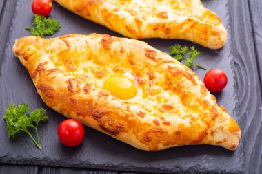 Geleneksel Kafkas yemekleri. Yumurtalı ev yapımı Adjarian Khachapuri.