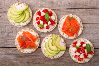 Somon avokado mozzarella ve domatesli pirinç keki. Vegan için sağlıklı beslenme