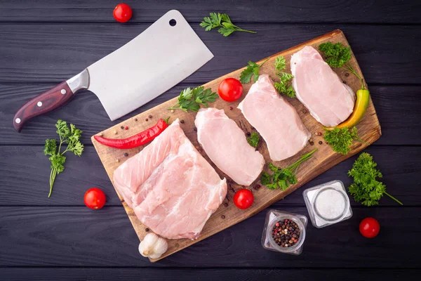 Baharatlı ve otlu çiğ domuz filetosu. Hazırlanmaya hazır.