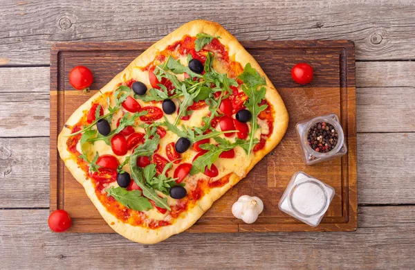 Traditionelle Italienische Pizza Mit Gemüse Tomaten Kirsche Oliven Und Rucola — Stockfoto