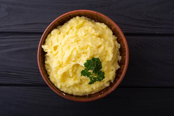 Maydanozlu patates püresi. Ahşap arka planda sağlıklı yiyecekler