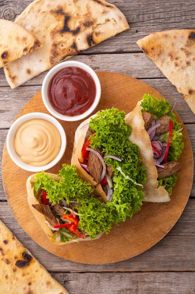 Pita Com Salada Páprica Carne Vaca Comida Tradicional Árabe Israelense — Fotografia de Stock