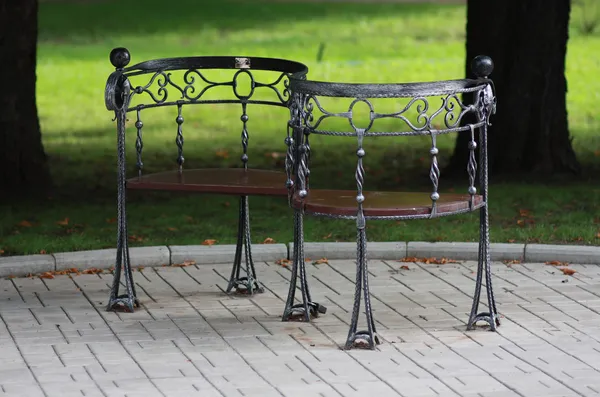 金属鍛造夏の公園のベンチ — ストック写真