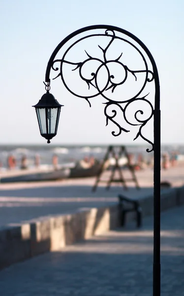 Silhouette schmiedete Park Laterne gegen Strand und Meer in Summe — Stockfoto