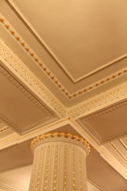 sütunlar ve dekoratif tavan parçaları