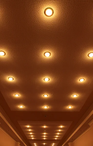 Декоративные лампы на потолке — стоковое фото